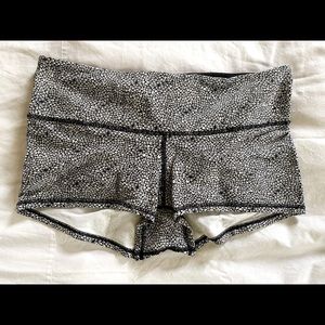 Lululemon Groovy Shorts - Size 8